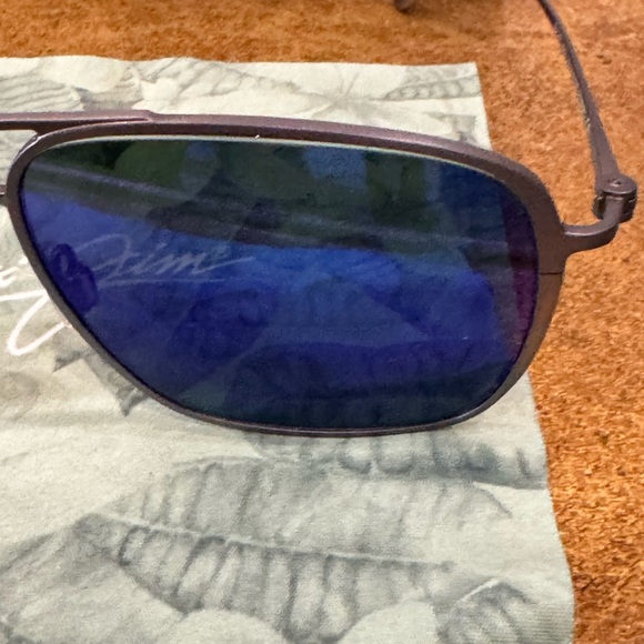Maui Jim Polarized “Beaches” Aviator Sunglasses in Titanium - Picture 3 of 7